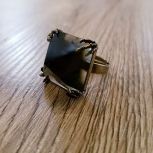 Black pyramid ring with claw edges